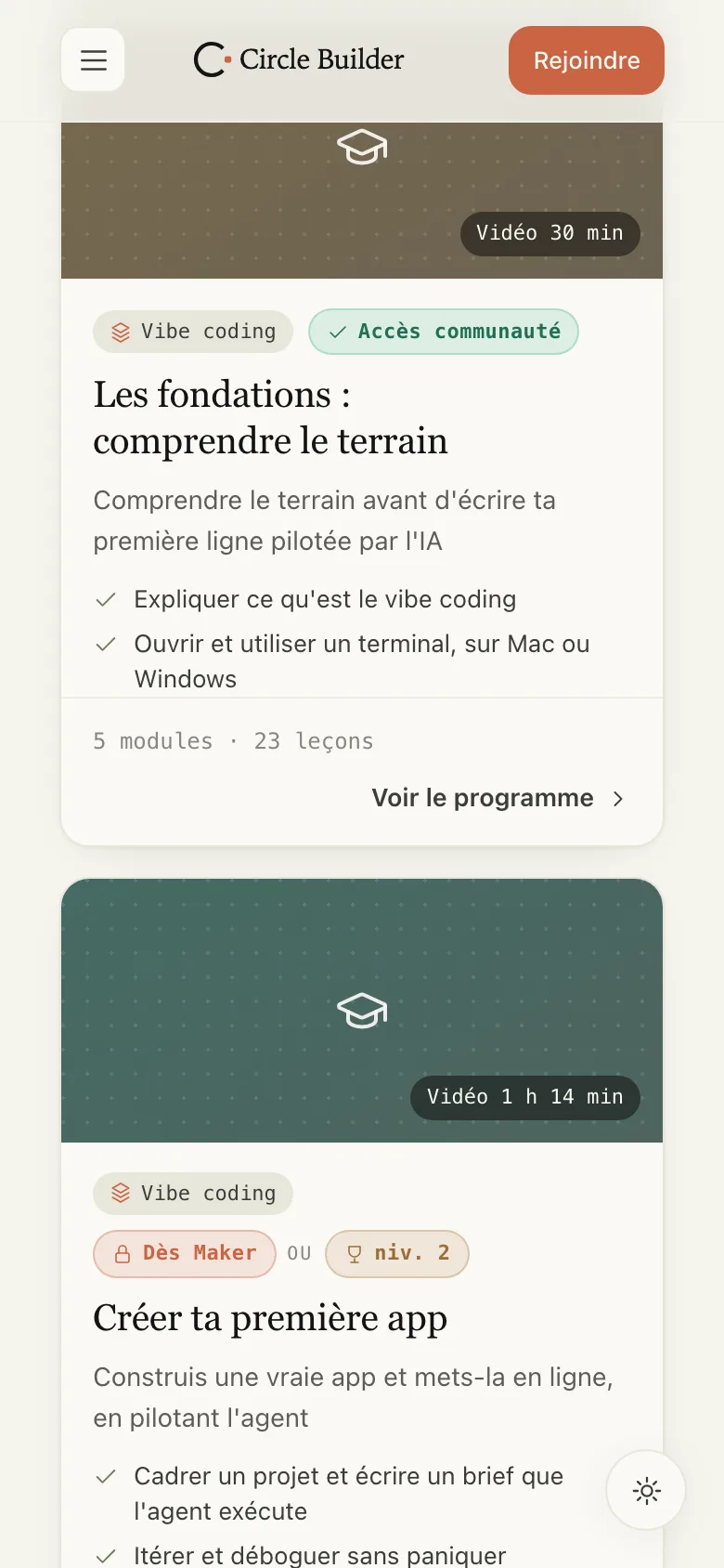 Catalogue des formations en version mobile, avec durée, nombre de leçons et accès requis