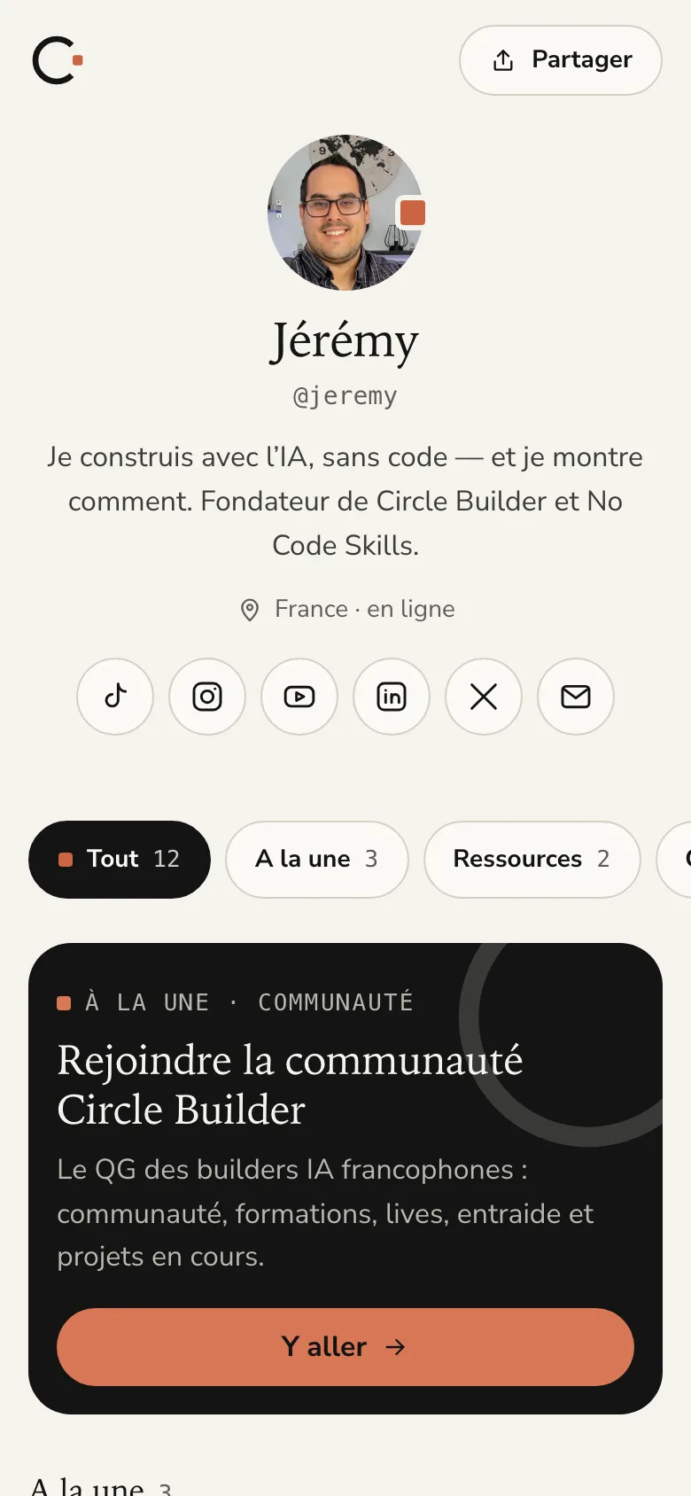 Page « lien en bio » sur mobile : photo, bio, réseaux sociaux, onglets et carte « À la une »